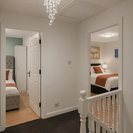 Modern 4br Retreat Near Airport & Free Parking Sleeps 9 Appartement Manchester