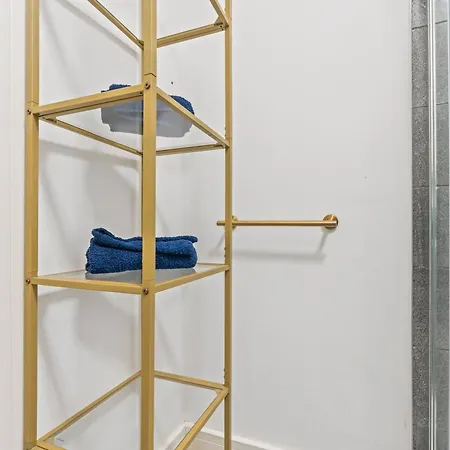 Modern 2br Apartment, Sleeps 5 Guests, Free Wi-fi, Free Parking Apartment