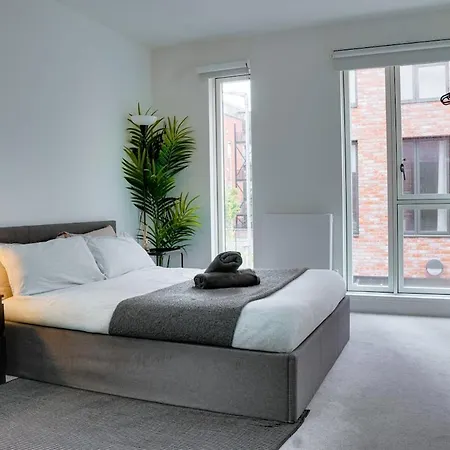 Sleek 4br Townhouse Rooftop Hot Tub Prime Location * Manchester