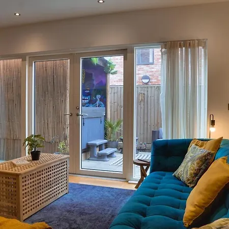 Daire Sleek 4br Townhouse Rooftop Hot Tub Prime Location *