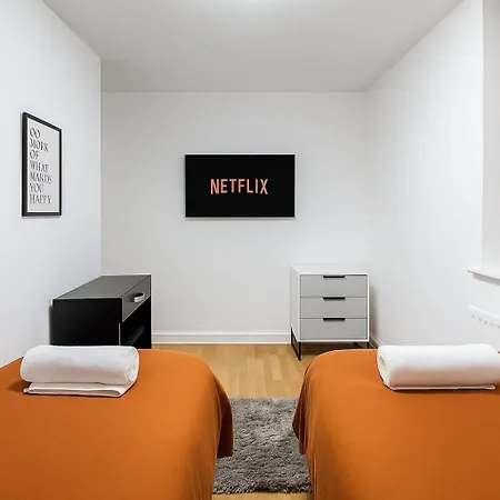Comfortable Fully Furnished 4 Bedroom Home Sleeps 9 Free Parking Wifi And Private Garden Apartment *