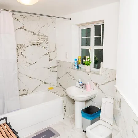 Elegant And Modern 3 Double Bedroom Near Centre Entire House Parking *