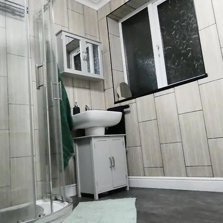 Spacious 3 Bedrooms 7 Beds Maisonette With 1 Bathroom 1wc 4 Smart Tv's With Adaptable Lounge Area Tram Access Near Salford Quays And Mcr Centre