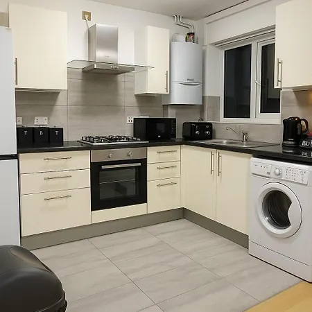 Modern 4br Retreat Near Airport & Free Parking Sleeps 9 Manchester