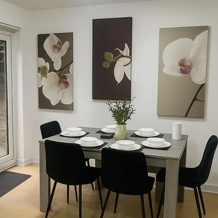 Apartment Comfortable Fully Furnished 4 Bedroom Home Sleeps 9 Free Parking Wifi And Private Garden *