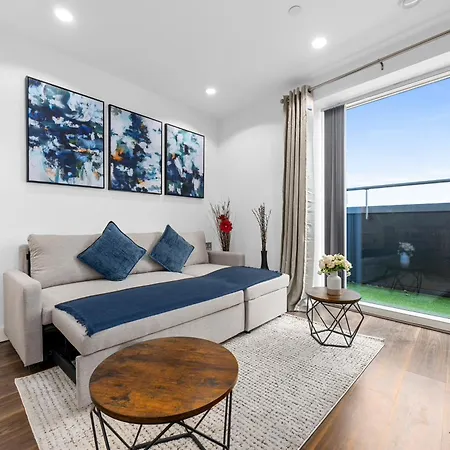 Panoramic Views Elegant 2br, 2 Min To Metro דירה *