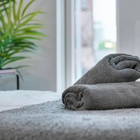 Sleek 4br Townhouse Rooftop Hot Tub Prime Location Manchester