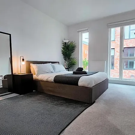 Cosy 4Br Townhouse - Rooftop - Hot Tub