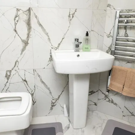 Elegant And Modern 3 Double Bedroom Near Centre Entire House Parking