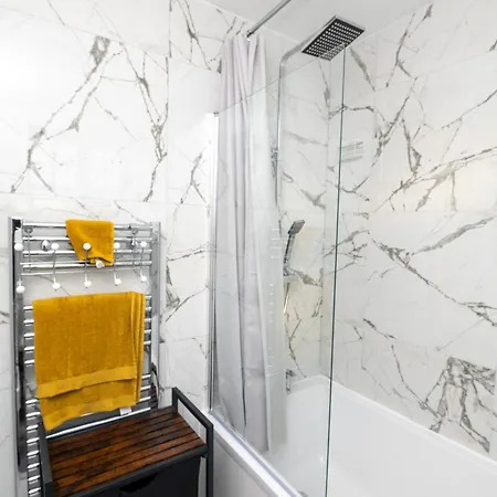 Elegant And Modern 3 Double Bedroom Near Centre Entire House Parking *