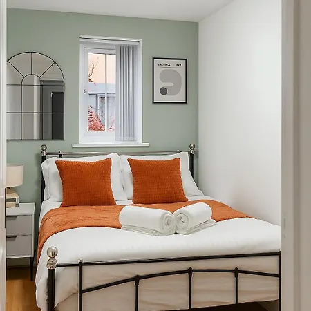 Modern 4br Retreat Near Airport & Free Parking Sleeps 9 *