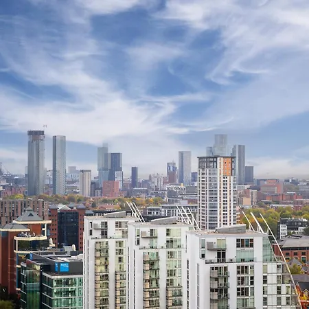 Panoramic Views Elegant 2br, 2 Min To Metro Manchester