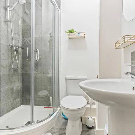 Modern 2br Apartment, Sleeps 5 Guests, Free Wi-fi, Free Parking アパート マンチェスター
