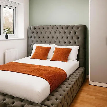 Modern 4br Retreat Near Airport & Free Parking Sleeps 9 *