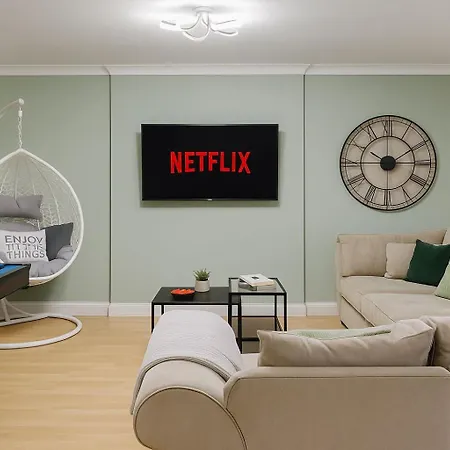 Serene 4br Retreat Near Airport & Free Parking Sleeps 9