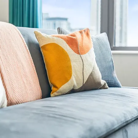 Modern 2br Apartment, Sleeps 5 Guests, Free Wi-fi, Free Parking *