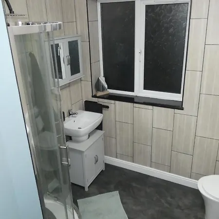 Spacious 3 Bedrooms 7 Beds Maisonette With 1 Bathroom 1wc 4 Smart Tv's With Adaptable Lounge Area Tram Access Near Salford Quays And Mcr Centre *