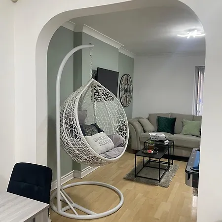 Comfortable Fully Furnished 4 Bedroom Home Sleeps 9 Free Parking Wifi And Private Garden