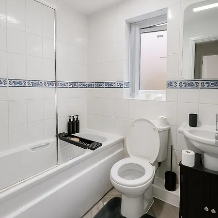 Modern 4br Retreat Near Airport & Free Parking Sleeps 9 Manchester