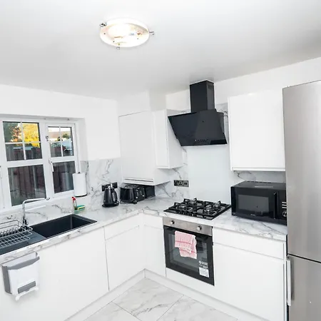 Elegant And Modern 3 Double Bedroom Near Centre Entire House Parking *