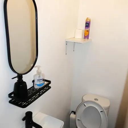 Spacious 3 Bedrooms 7 Beds Maisonette With 1 Bathroom 1wc 4 Smart Tv's With Adaptable Lounge Area Tram Access Near Salford Quays And Mcr Centre Appartement Manchester