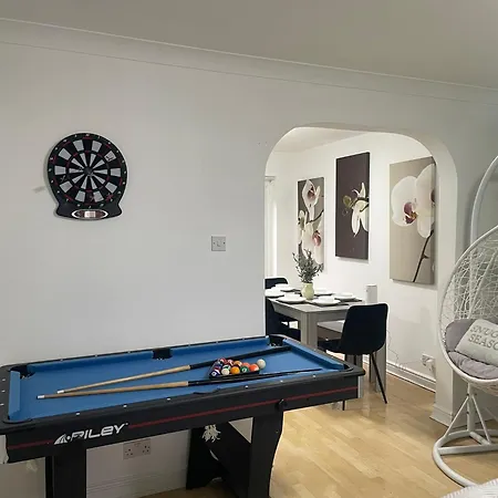 Comfortable Fully Furnished 4 Bedroom Home Sleeps 9 Free Parking Wifi And Private Garden