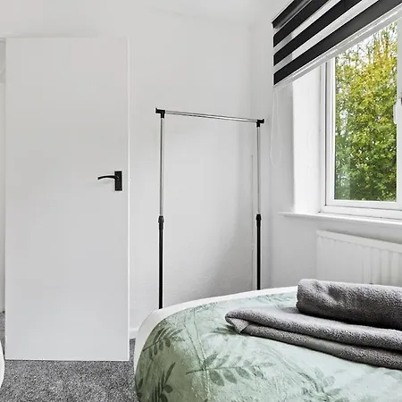 Modern Close To Events With Parking Apartment