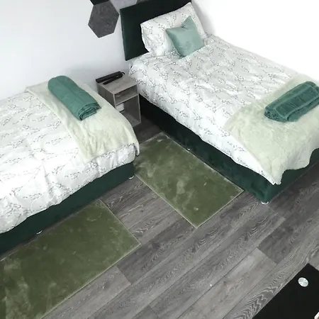 Spacious 3 Bedrooms 7 Beds Maisonette With 1 Bathroom 1wc 4 Smart Tv's With Adaptable Lounge Area Tram Access Near Salford Quays And Mcr Centre Appartement