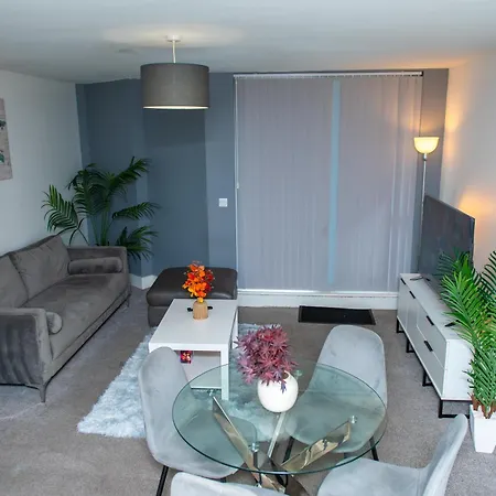 Trivara Homes 公寓 *