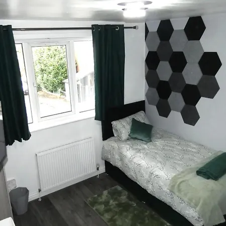 Spacious 3 Bedrooms 7 Beds Maisonette With 1 Bathroom 1wc 4 Smart Tv's With Adaptable Lounge Area Tram Access Near Salford Quays And Mcr Centre * Manchester