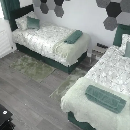 Spacious 3 Bedrooms 7 Beds Maisonette With 1 Bathroom 1wc 4 Smart Tv's With Adaptable Lounge Area Tram Access Near Salford Quays And Mcr Centre * Manchester