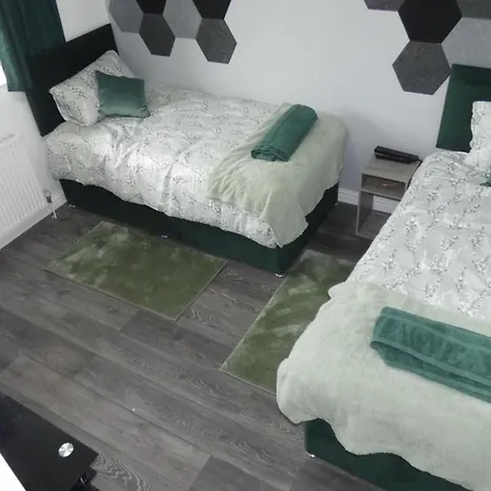 Spacious 3 Bedrooms 7 Beds Maisonette With 1 Bathroom 1wc 4 Smart Tv's With Adaptable Lounge Area Tram Access Near Salford Quays And Mcr Centre *