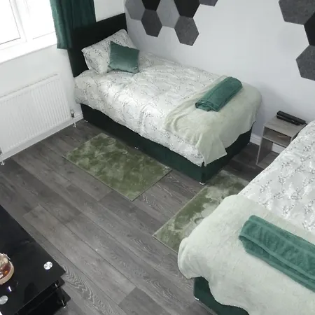 Spacious 3 Bedrooms 7 Beds Maisonette With 1 Bathroom 1wc 4 Smart Tv's With Adaptable Lounge Area Tram Access Near Salford Quays And Mcr Centre *