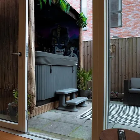 Daire Sleek 4br Townhouse Rooftop Hot Tub Prime Location