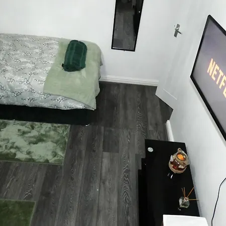 Spacious 3 Bedrooms 7 Beds Maisonette With 1 Bathroom 1wc 4 Smart Tv's With Adaptable Lounge Area Tram Access Near Salford Quays And Mcr Centre