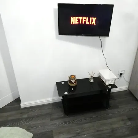 Spacious 3 Bedrooms 7 Beds Maisonette With 1 Bathroom 1wc 4 Smart Tv's With Adaptable Lounge Area Tram Access Near Salford Quays And Mcr Centre * Manchester