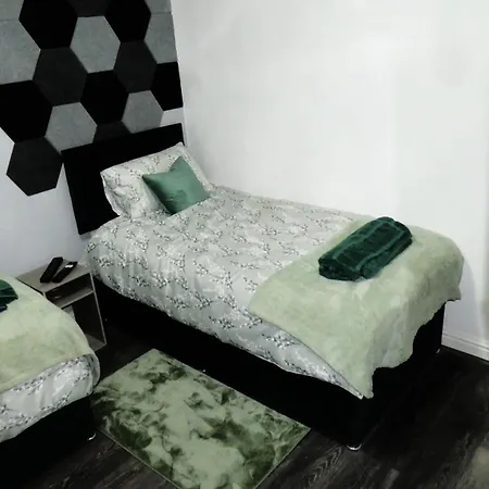Spacious 3 Bedrooms 7 Beds Maisonette With 1 Bathroom 1wc 4 Smart Tv's With Adaptable Lounge Area Tram Access Near Salford Quays And Mcr Centre Appartement Manchester