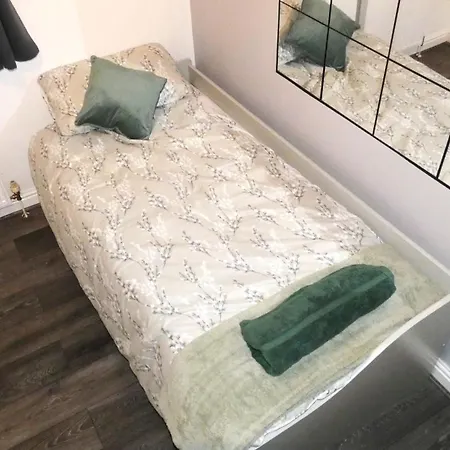 Spacious 3 Bedrooms 7 Beds Maisonette With 1 Bathroom 1wc 4 Smart Tv's With Adaptable Lounge Area Tram Access Near Salford Quays And Mcr Centre