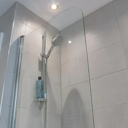 Sleek 4br Townhouse Rooftop Hot Tub Prime Location