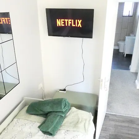 Spacious 3 Bedrooms 7 Beds Maisonette With 1 Bathroom 1wc 4 Smart Tv's With Adaptable Lounge Area Tram Access Near Salford Quays And Mcr Centre Manchester