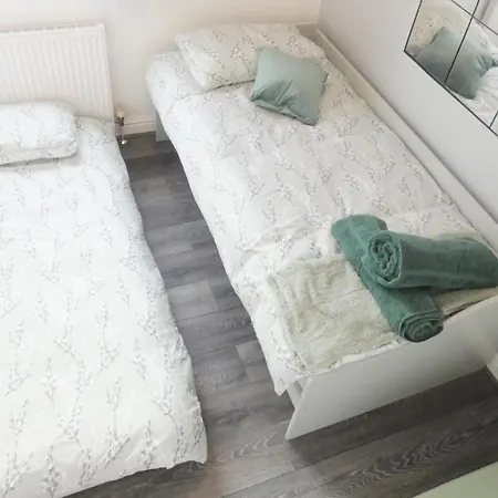 Spacious 3 Bedrooms 7 Beds Maisonette With 1 Bathroom 1wc 4 Smart Tv's With Adaptable Lounge Area Tram Access Near Salford Quays And Mcr Centre * Manchester