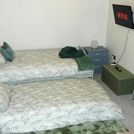 Spacious 3 Bedrooms 7 Beds Maisonette With 1 Bathroom 1wc 4 Smart Tv's With Adaptable Lounge Area Tram Access Near Salford Quays And Mcr Centre Manchester