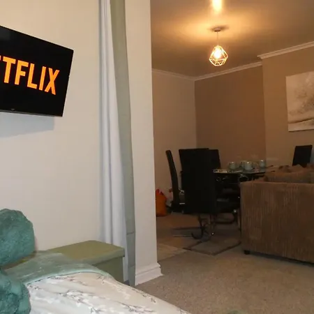 Spacious 3 Bedrooms 7 Beds Maisonette With 1 Bathroom 1wc 4 Smart Tv's With Adaptable Lounge Area Tram Access Near Salford Quays And Mcr Centre Appartement Manchester