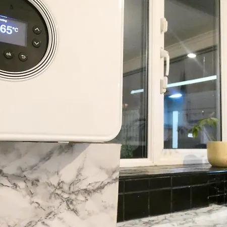 Spacious 4 Bed Maisonette Close To Salford Quays And With Smart Tvs And Netflix Perfect For Families And Contractors *