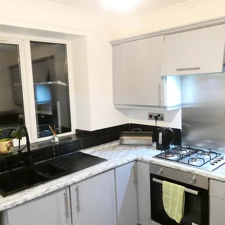 Spacious 3 Bedrooms 7 Beds Maisonette With 1 Bathroom 1wc 4 Smart Tv's With Adaptable Lounge Area Tram Access Near Salford Quays And Mcr Centre * Manchester