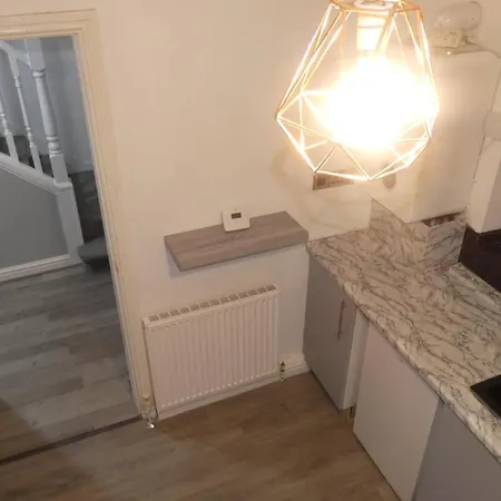 Spacious 3 Bedrooms 7 Beds Maisonette With 1 Bathroom 1wc 4 Smart Tv's With Adaptable Lounge Area Tram Access Near Salford Quays And Mcr Centre