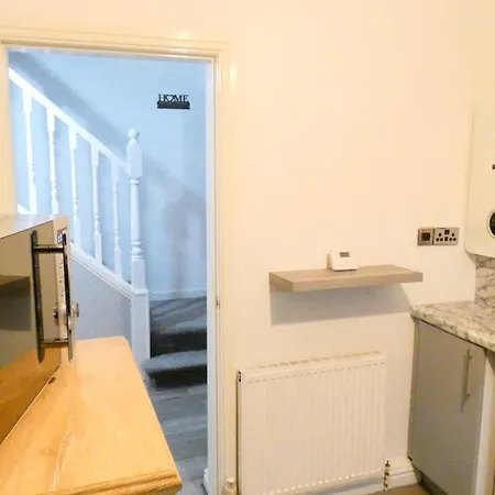 Spacious 3 Bedrooms 7 Beds Maisonette With 1 Bathroom 1wc 4 Smart Tv's With Adaptable Lounge Area Tram Access Near Salford Quays And Mcr Centre Appartement
