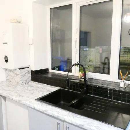 Spacious 4 Bed Maisonette Close To Salford Quays And With Smart Tvs And Netflix Perfect For Families And Contractors Lägenhet