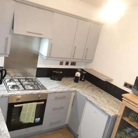 Spacious 3 Bedrooms 7 Beds Maisonette With 1 Bathroom 1wc 4 Smart Tv's With Adaptable Lounge Area Tram Access Near Salford Quays And Mcr Centre Manchester