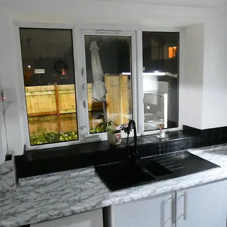 Spacious 3 Bedrooms 7 Beds Maisonette With 1 Bathroom 1wc 4 Smart Tv's With Adaptable Lounge Area Tram Access Near Salford Quays And Mcr Centre Appartement